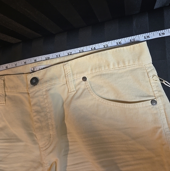 Size 10 Carve Designs Oahu 4" Shorts Dogwood Pale Yellow Color With Pockets - Picture 3 of 4